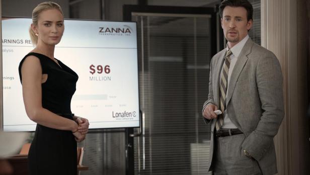 Emily Blunt und Chris Evans in &quot;Pain Hustlers&quot;