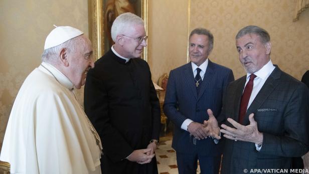 Sylvester Stallone (r.) beim scherzen mit dem Papst im Vatikan