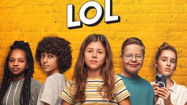 Das Filmplakat für „Lars er LOL“ zeigt eine Gruppe von Jugendlichen vor einer gelben Wand.