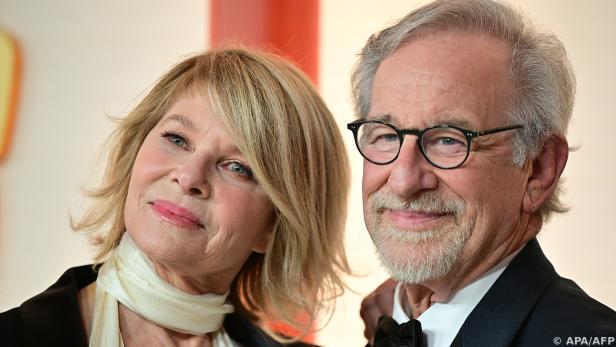 Paar hilft Mitarbeitern in der Film- und Fernsehindustrie