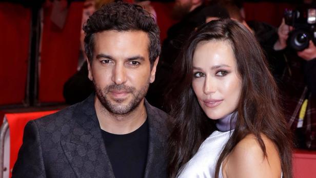 Elyas M'Barek und seine Frau Jessica posieren zusammen.