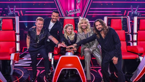 Die Coaches von „The Voice of Germany“ 2023 drücken gemeinsam auf den Buzzer.