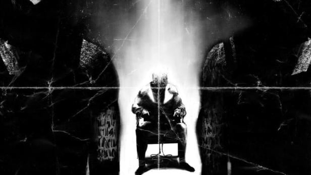 Ein Mann sitzt gefesselt auf einem Stuhl, umgeben von zwei unheimlichen Gestalten.