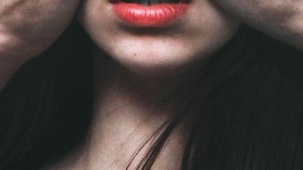 Das Filmplakat zu „Le Consentement“ zeigt eine Nahaufnahme von Händen, die ein Gesicht verdecken.