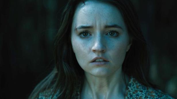 Kaitlyn Dever als Brynn in "No One Will Save You"