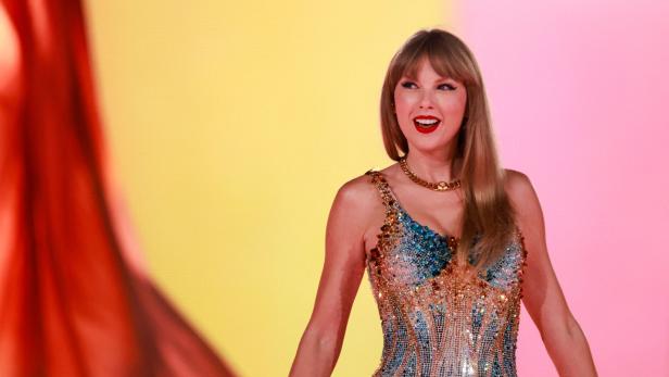 Taylor Swift im glitzernden Outfit auf der Bühne