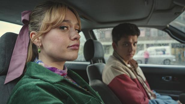 Aimee Lou Wood als Aimee, Asa Butterfield als Otis in "Sex Education"-Staffel 4