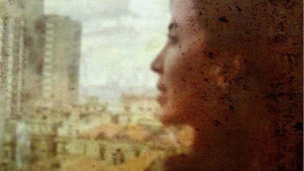 Das Filmplakat für „Whispers/Murmures“ von Maroun Bagdadi zeigt eine Frau im Profil vor einer Stadtkulisse.