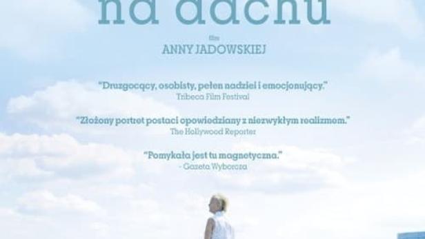 Das Filmplakat für „Kobieta na dachu“ zeigt eine Frau auf einem Dach mit Blick auf die Stadt.