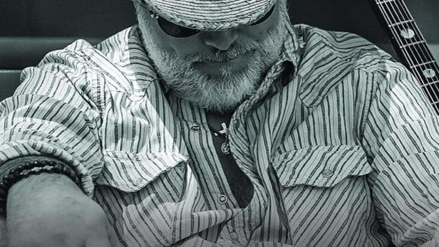 Ein Mann mit Cowboyhut und Gitarre auf dem Filmplakat für „Hellcat“.