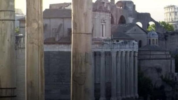 Blick auf das Forum Romanum mit seinen antiken Ruinen und Säulen.