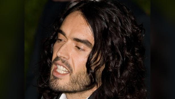 Nahaufnahme von Russell Brand mit langen, dunklen Haaren und Bart.