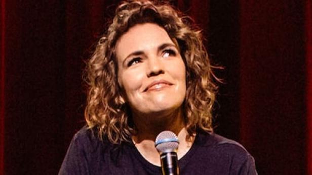 Beth Stelling auf der Bühne mit einem Mikrofon in der Hand.