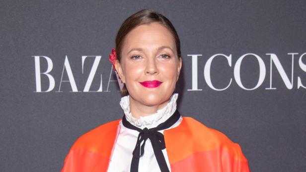 Drew Barrymore posiert vor einem „Harper's Bazaar Icons“-Hintergrund.