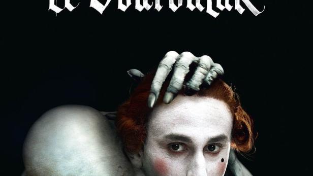 Das Filmplakat für „Le Vourdalak“ zeigt einen Mann mit blasser Haut und einen Ghul, der ihn umarmt.