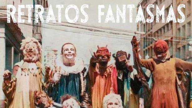 Eine Gruppe von Menschen in fantasievollen Kostümen und Masken posiert auf einer Straße.