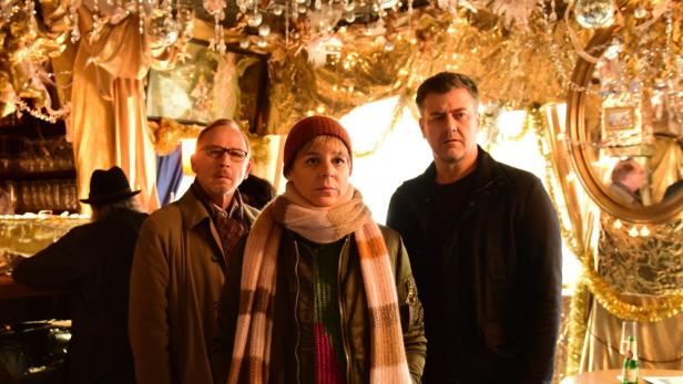 Die Schauspieler Bernadette Heerwagen, Florian Karlheim und Werner Oellinger in „München Mord – Schwarze Rosen“.