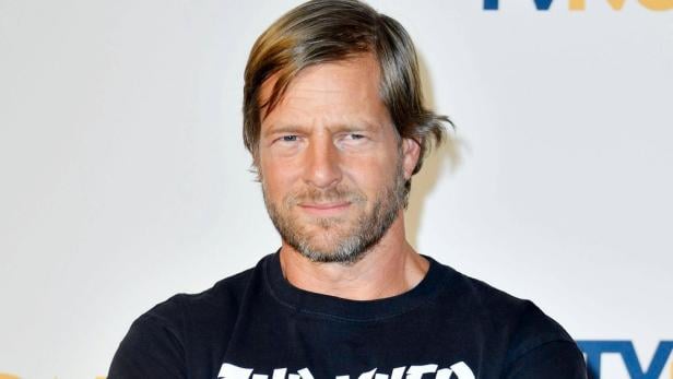 Porträt von Josh Brolin mit Bart und T-Shirt.