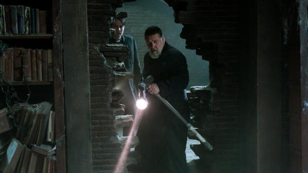 Russell Crowe in &quot;The Pope&#039;s Exorcist&quot;.