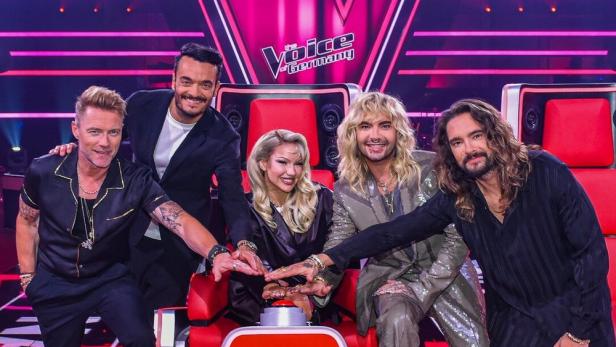 Die Coaches von „The Voice of Germany“ drücken gemeinsam auf den Buzzer.
