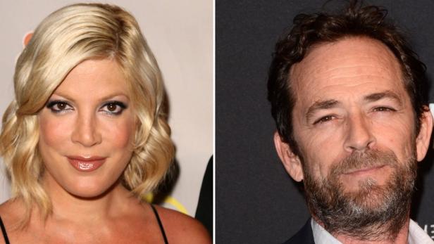 Porträts von Tori Spelling und Luke Perry nebeneinander.