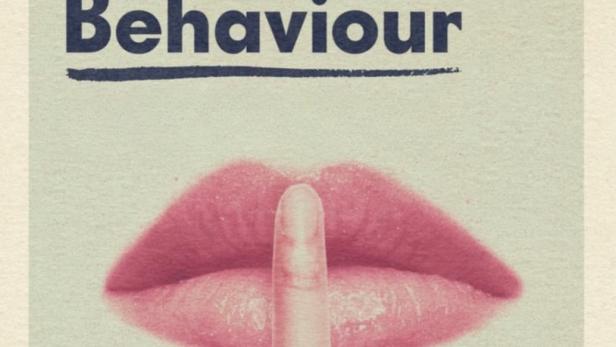 Der Schriftzug „Bad Behaviour“ über einem Mund, dessen Lippen von einem Finger berührt werden.