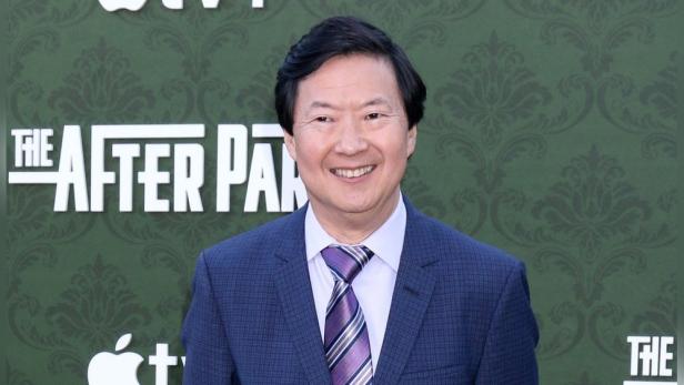 Ken Jeong posiert vor dem Hintergrund der Serie „The Afterparty“.