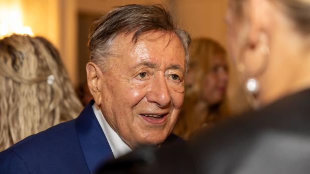 Richard Lugner im Gespräch mit einer Frau.