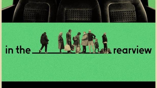 Das Poster für den Film „In the Rearview“ zeigt eine Gruppe von Menschen, gesehen aus dem Inneren eines Autos.