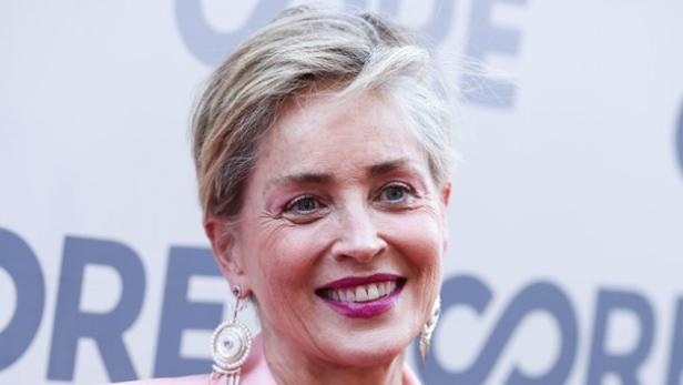 Sharon Stone lächelt auf dem roten Teppich. 