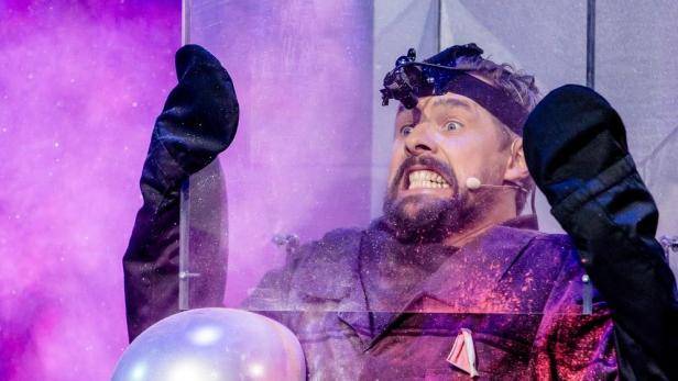 Joko Winterscheidt in einer испытание bei „Joko & Klaas gegen ProSieben“.