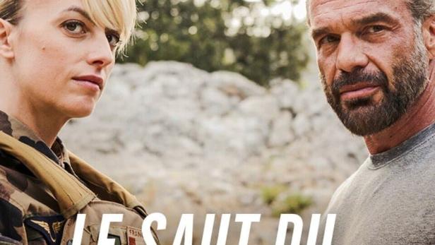 Das Filmplakat zu „Le Saut du Diable 2“ zeigt zwei entschlossene Personen in einer Berglandschaft.