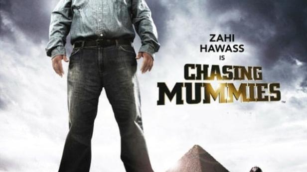 Das Poster für „Chasing Mummies“ mit Zahi Hawass vor Pyramiden.