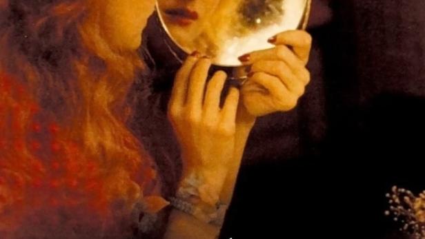 Das Filmplakat für „The Disappearance of Shere Hite“ zeigt eine Frau, die in einen Spiegel schaut.