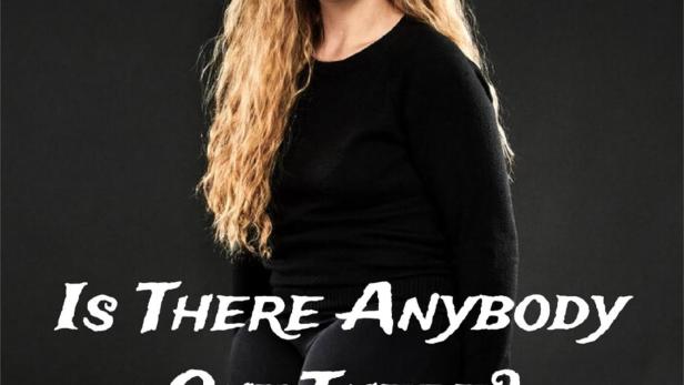 Eine Frau in schwarzer Kleidung steht vor einem dunklen Hintergrund; der Titel lautet „Is There Anybody Out There?“.