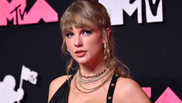 Taylor Swift vor einem MTV-Hintergrund