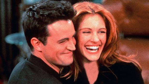 Matthew Perry und Julia Roberts in einer Szene aus der Serie „Friends“.