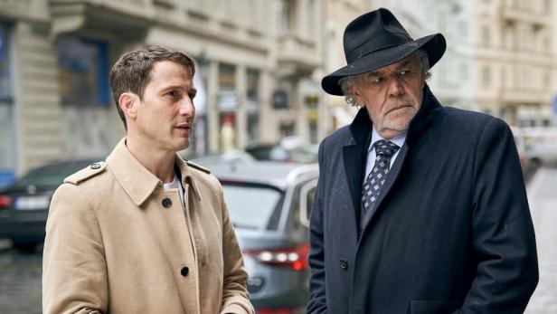 Zwei Männer stehen auf der Straße, möglicherweise eine Szene aus „Zürich Krimi: Spur der Diamanten“.