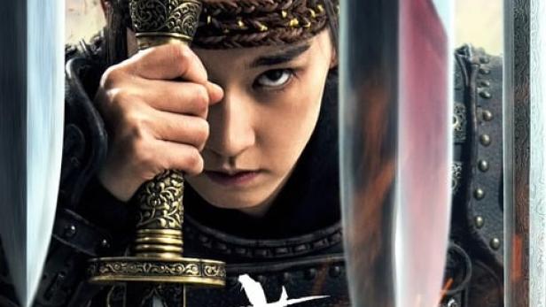 Ein Poster für den Film „Hua Mu-Lan“ mit einer jungen Frau in Kriegerkleidung, die ein Schwert hält.