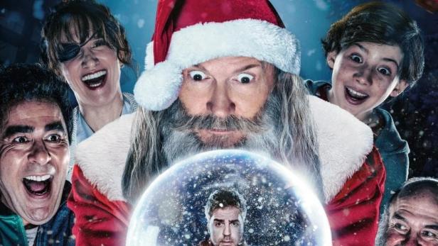Das Filmplakat zu „La Navidad en sus Manos“ zeigt einen Weihnachtsmann mit einer Schneekugel in den Händen.