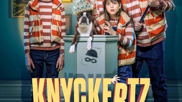 Das Filmplakat zu „Knyckertz & Snutjakten“ zeigt eine Familie und einen Hund mit Krone vor einem Tresor.
