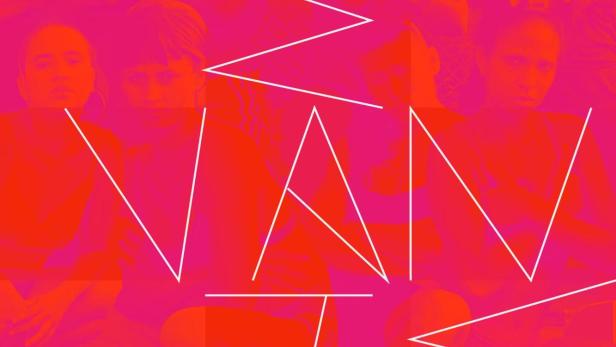 Ein rot-pinkfarbenes Bild mit dem weißen Schriftzug „Levante (Power Alley)“ und verschwommenen Menschen im Hintergrund.