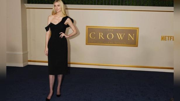 Elizabeth Debicki im schwarzen Kleid bei der "The Crown"-Premiere in Los Angeles.