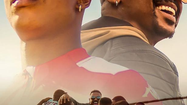Das Filmplakat für „The Queenstown Kings“ zeigt zwei Männer und ein Fußballteam.