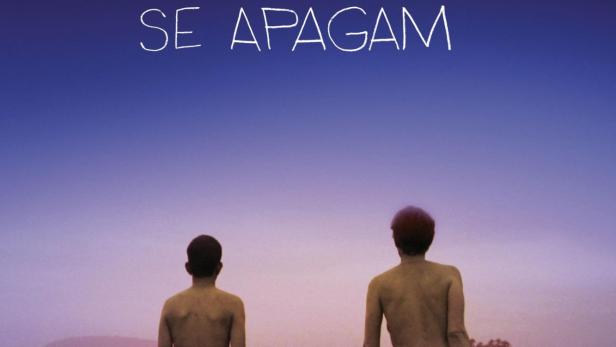 Zwei Personen gehen in der Dämmerung über ein Feld; darüber steht der Titel „Música Para Quando As Luzes Se Apagam“.