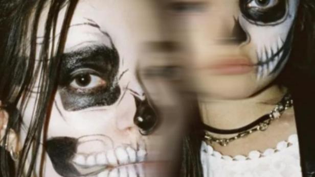 Zwei Personen mit Totenkopf-Make-up, möglicherweise für eine „All Souls“-Veranstaltung.