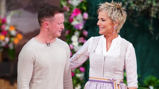 Inka Bause in Tracht mit einem Kandidaten bei „Bauer sucht Frau“.