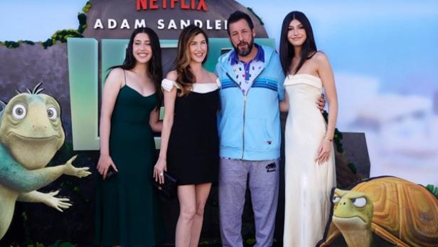 Seit 2003 sind Adam Sandler und Jackie Sandler verheiratet. Gemeinsam haben sie ihre Töchter Sadie und Sunny. Adam Sandler zusammen mit seiner Ehefrau und ihren zwei Töchtern auf dem roten Teppich bei der Premiere des Animationsfilms "Leo".