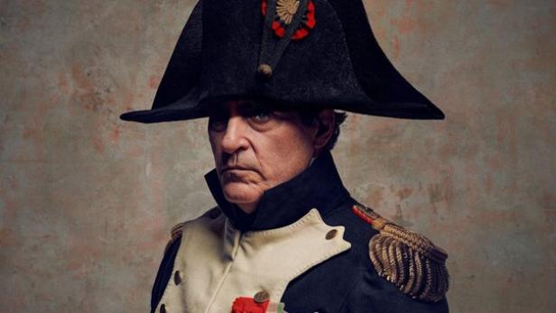 Joaquin Phoenix schaut als Napoleon Bonaparte streng in die Kamera.