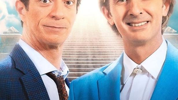 Das Filmplakat zu „Santocielo“ zeigt Ficarra & Picone vor einer Treppe zum Himmel.